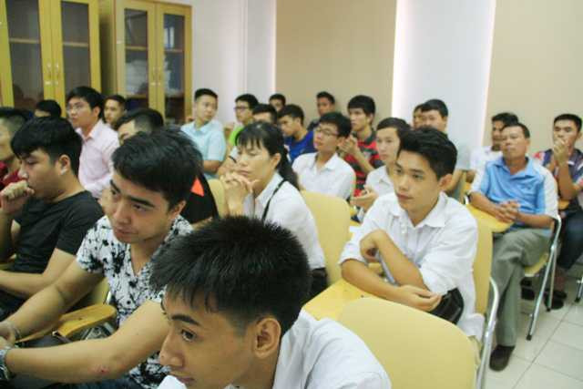 Các bạn tân học viên chăm chú lắng nghe chia sẻ của các chuyên gia