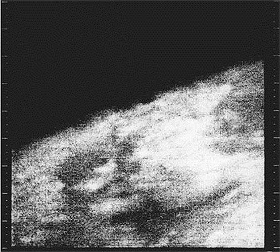 Ngày 14/7/1965, tàu vũ trụ Mariner 4 ghi hình và truyền tải cận cảnh hơn 1,3 triệu km2 trên bề mặt sao Hỏa. Hành tinh Đỏ có đất đá với khí quyển mỏng. Nó sở hữu những đặc điểm trên bề mặt giống với các hố va chạm trên mặt trăng và các núi lửa, thung lũng, sa mạc cũng như chỏm băng ở cực trên trái đất. Ảnh: NASA