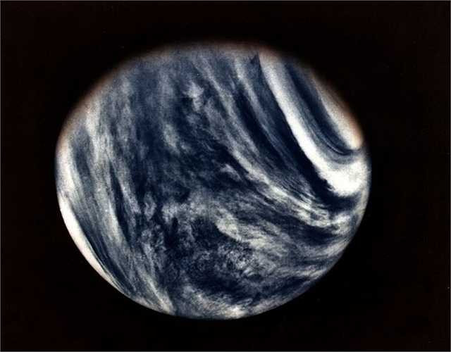 Ngày 3/11/1973, tàu thăm dò Mariner 10 bắt đầu thực hiện nhiệm vụ nghiên cứu bầu khí quyển và gió mặt trời ở sao Kim. Vài tháng sau, ngày 5/2/1974, Mariner 10 truyền hình ảnh về 'người hàng xóm' của trái đất sau khi di chuyển khoảng 5.767 km quanh nó.