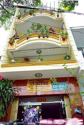 Lý Hùng từng lập kỷ lục là diễn viên đóng nhiều vai chính nhất của dòng phim “mỳ ăn liền” những năm thập niên 90 tại Việt Nam. Sau 30 năm trong nghề, 'bạch mã công tử' thay đổi nhiều về ngoại hình. Qua thời cát-xê 60 cây vàng/phim, giờ đây nam diễn viên đang nắm giữ nhiều bất động sản lớn.