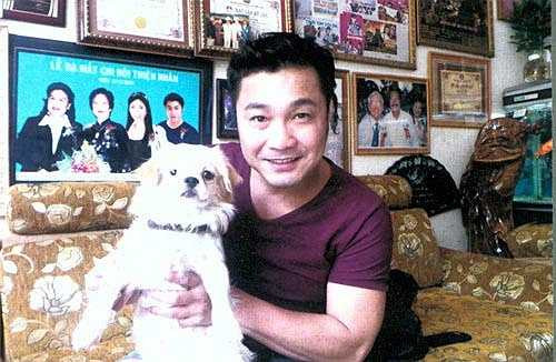 Hiện tại, Lý Hùng đang sống trong căn hộ lớn là trụ sở văn phòng của xưởng phim gia đình, nằm trên đường 3/2, quận 10, TP HCM. Anh cũng chia sẻ dự định sẽ xây nhà mới cho bố mẹ trong tương lai gần.