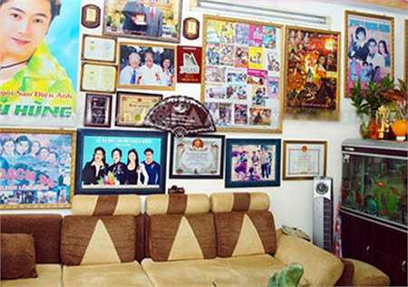Phòng khách trưng bày nhiều bằng khen, giải thưởng, ảnh kỷ niệm thời đóng phim của cha con Lý Hùng