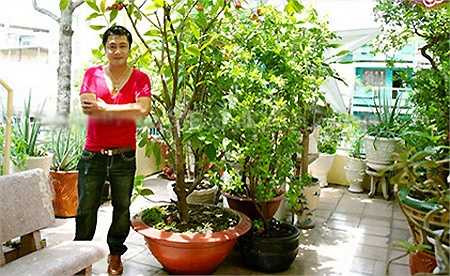 Ở tuổi 45, Lý Hùng vẫn cô đơn lẻ bóng. Nhiều người đẹp đóng chung phim với anh bị đồn phim giả tình thật nhưng Lý Hùng chỉ thừa nhận duy nhất chuyện tình cảm với nữ diễn viên Y Phụng.