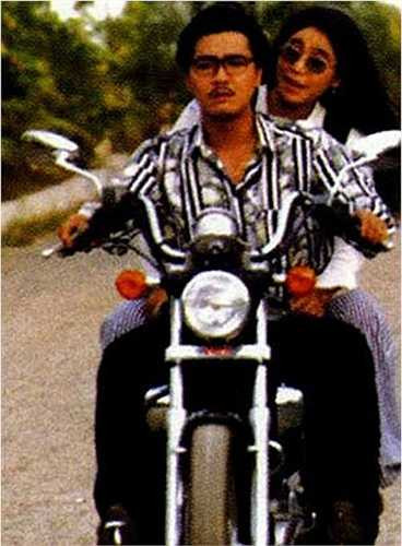 So về giá trị tiền thập niên 90 với hiện tại là một khoảng chênh lệch lớn vì tỷ giá. Thời kỳ tên tuổi Lý Hùng nổi như cồn, có phim anh được trả thù lao rất cao, tính ra tiền hiện tại tới 60 cây vàng một phim. Đó là lý do anh được gọi bằng danh hiệu 'ông hoàng phòng vé'.