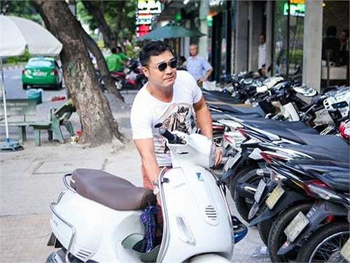 Thu nhập ngất ngưởng nên tiền bạc với Lý Hùng không phải điều đáng lo lắng. Anh kể ngày đó đã có xe ô tô Toyota rong ruổi mỗi khi đi diễn xa. Ở Sài Gòn thì dạo bằng xe motor phân khối lớn cỡ 10.000 đô. Nguồn: Dân Việt