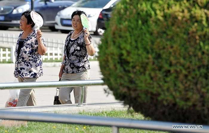 Người dân ra đường lúc nào cũng kèm theo dụng cụ tránh nắng