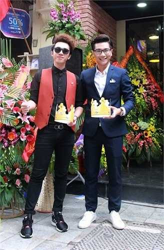 Minh Xù và MC Công Tố vừa xuất hiện tại một buổi khai trương.