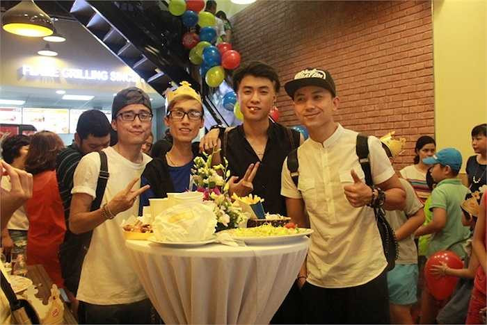 Ca sỹ sinh viên Lynk Lee cũng đến dự sự kiện.