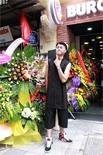 Vương Anh 'Những phóng viên vui nhộn' làm mọi người bất ngờ khi phóng xe phân khối lớn đến dự sự kiện.