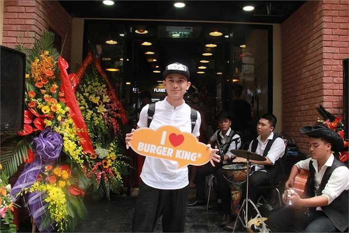 Nhóm nhảy St.319 cũng làm khuấy động chương trình với bài nhảy cực sôi động của mình. 