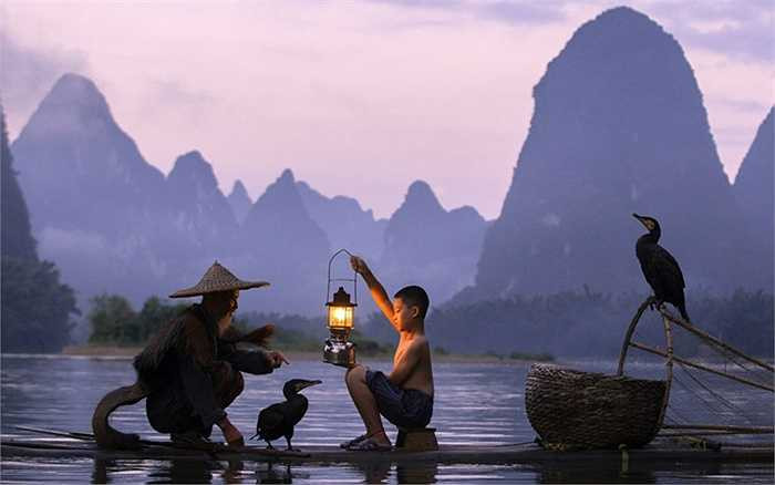 Đèn dầu, lưới và chim cốc là những dụng cụ đánh bắt của các ngư dân