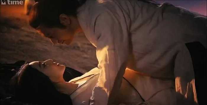 Bạch phát ma nữ: Minh nguyệt thiên quốc 'đốt mắt' người xem với những phân cảnh tình cảm mặn nồng giữa Phạm Băng Băng và Huỳnh Hiểu Minh. 