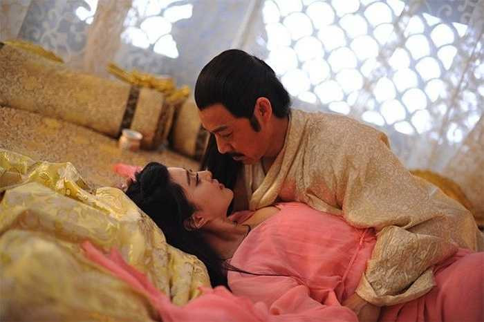 Không chỉ khoe tối đa lợi thế vòng một, Phạm Băng Băng còn có nhiều cảnh quay tình cảm với nam diễn viên đàn anh Trương Phong Nghị trong bộ phim truyền hình Võ Mị Nương truyền kỳ. 