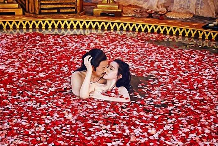 Không chỉ khoe tối đa lợi thế vòng một, Phạm Băng Băng còn có nhiều cảnh quay tình cảm với nam diễn viên đàn anh Trương Phong Nghị trong bộ phim truyền hình Võ Mị Nương truyền kỳ. 