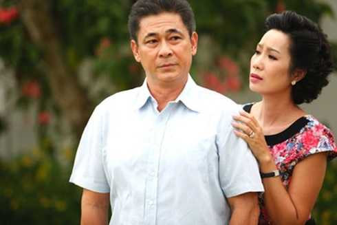 Gia đình thượng lưu của ông Bách và bà Lan.