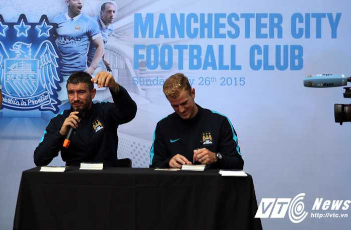Joe Hart và Kolarov chào CĐV Việt Nam
