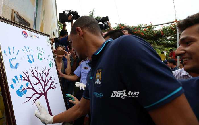 Bức tranh mang thông điệp hòa bình