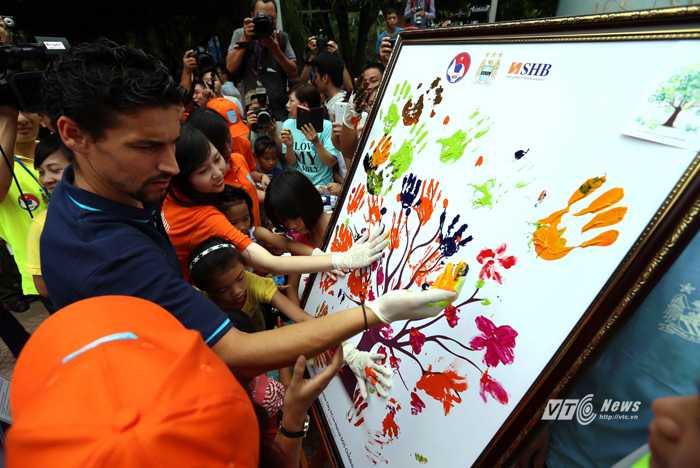 Navas vẽ tranh cùng các em nhỏ