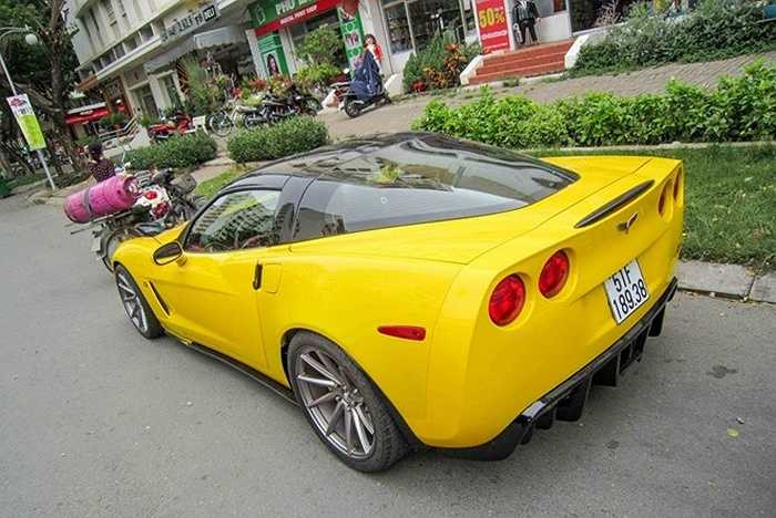 Chủ nhân mới của chiếc xe đã độ lại bộ vành 10 chấu bằng hợp kim tối màu. Trước đó, vành nguyên bản 5 chấu được làm bằng hợp kim màu bạc. 