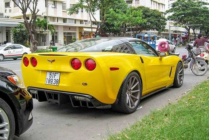 Phía sau, xe được độ bộ khuếch tán màu đen. Chi tiết này giúp giảm luồng khí quẩn ở phía đuôi xe khi chạy tốc độ cao. Ngoài ra, miệng ống pô cũng được gò bằng tay hình chữ nhật, thay cho bốn miệng ống pô hình tròn. 