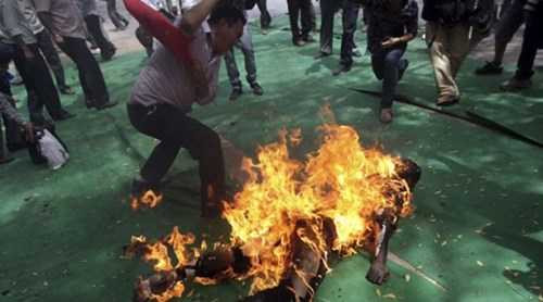 Bị người yêu cự tuyệt, chàng trai tưới xăng tự thiêu