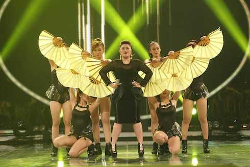 Bích Ngọc máu lửa với 'Bay'.