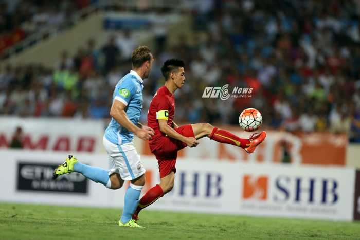 Văn Quyết khéo léo ghi bàn