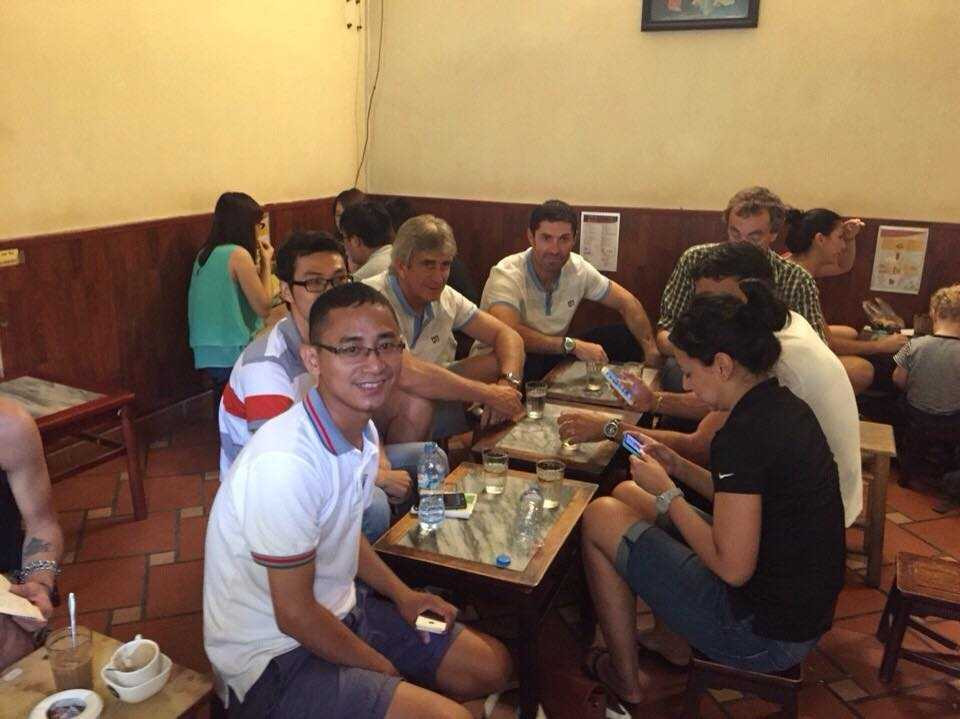 Man City khoe HLV Pellegrini uống cafe trứng, 2 vạn CĐV đến xem tập