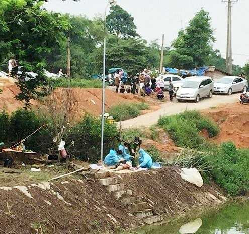 Một nam sinh viên cao đẳng chết bí ẩn ở hồ sen