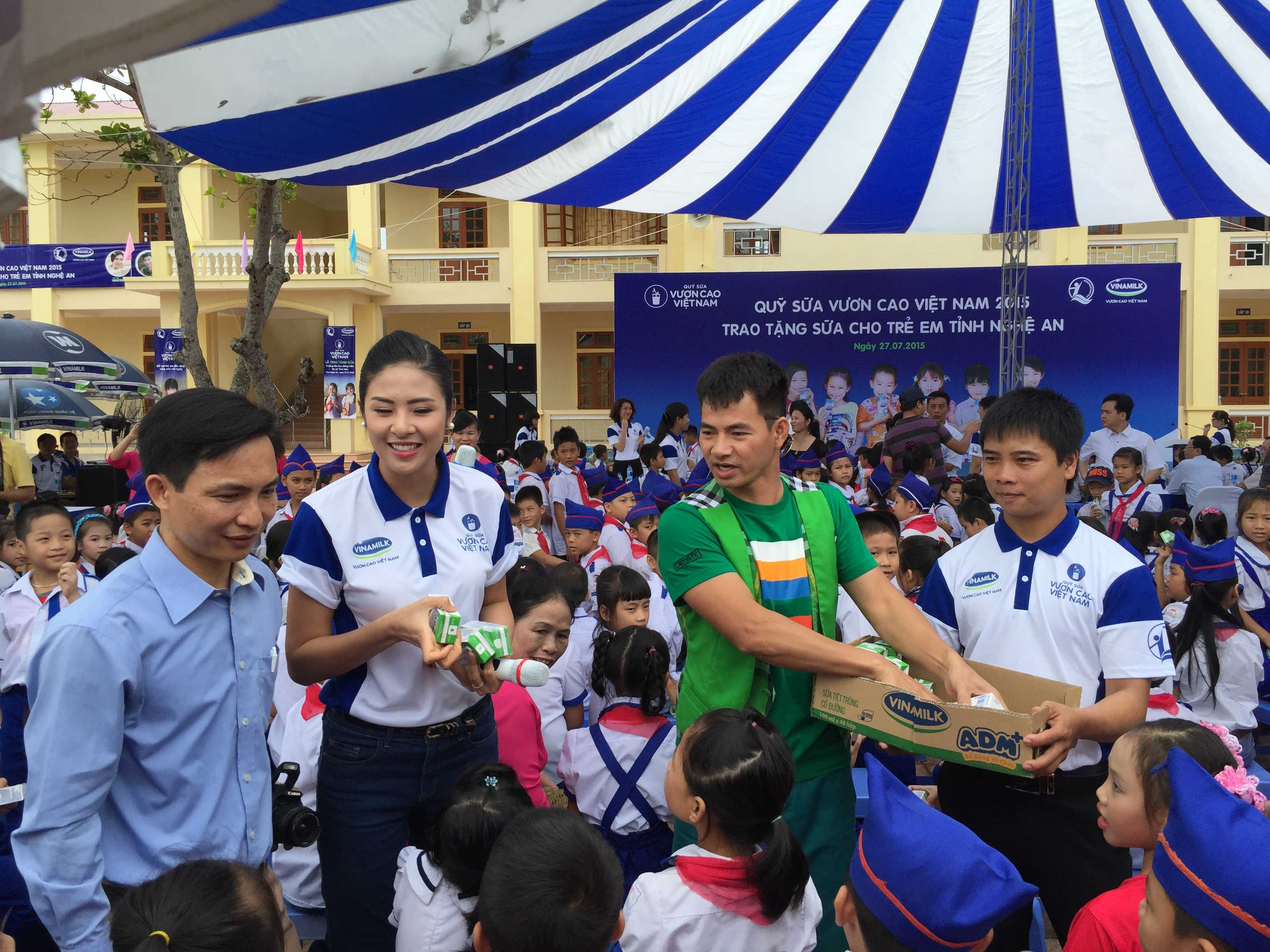 Quỹ sữa "Vươn cao Việt Nam" tặng sữa cho con em GĐ chính sách tỉnh Nghệ An