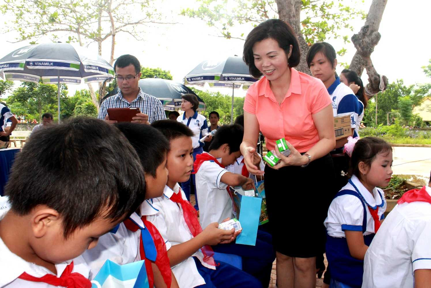 Quỹ sữa "Vươn cao Việt Nam" tặng sữa cho con em GĐ chính sách tỉnh Nghệ An