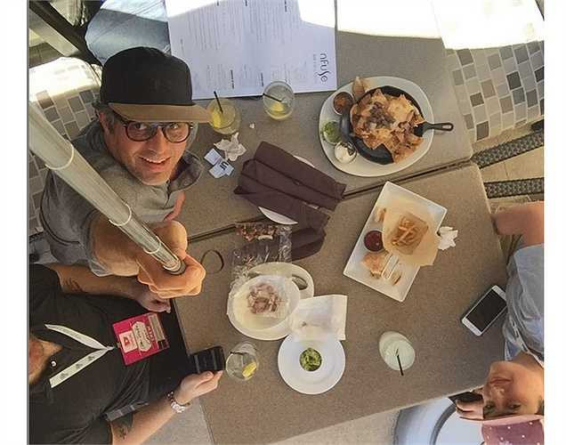 ‘Người khổng lồ xanh’ khoe ảnh chụp bằng ‘gậy tự sướng’.