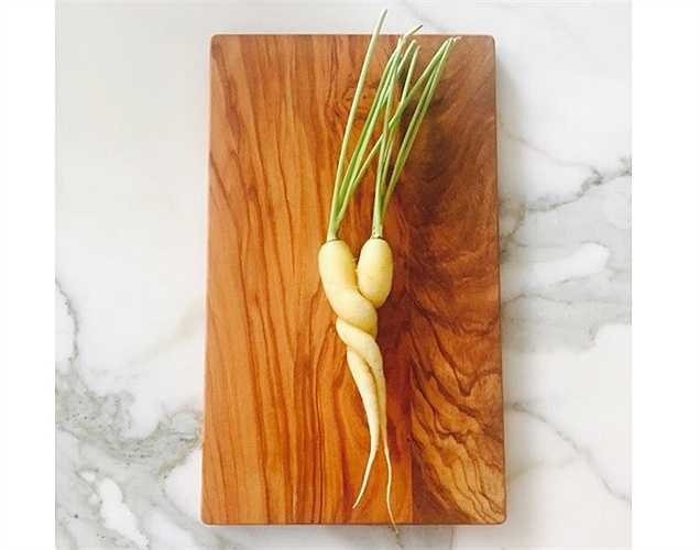 Gwyneth Paltrow thích thú với hai củ cải có hình dáng ấn tượng và viết : ‘Cặp tình nhân của mùa hè’. (Bài: Vũ Khanh. Ảnh: Tổng hợp)