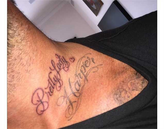 Và hình xăm của David Beckham chính là tên con gái cưng ‘Harper’.