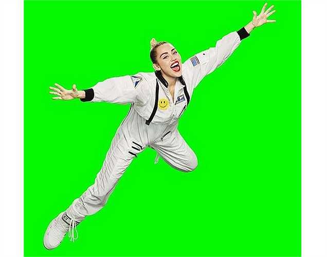 Miley Cyrus 'chế' ảnh vui nhộn từ poster lễ trao giải VMAs của MTV do cô làm host năm nay.