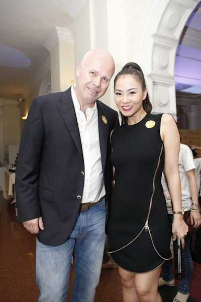 Chồng Thu Minh tháp tùng vợ đi sự kiện.