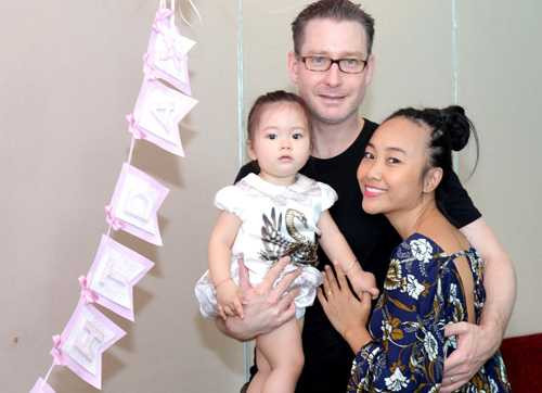 Đoan Trang cùng chồng tổ chức sinh nhật mừng con gái tròn 1 tuổi.