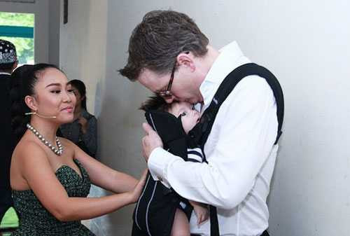 Hình ảnh chồng Đoan Trang bế con đến trường quay ủng hộ vợ chấm thi gây chú ý.