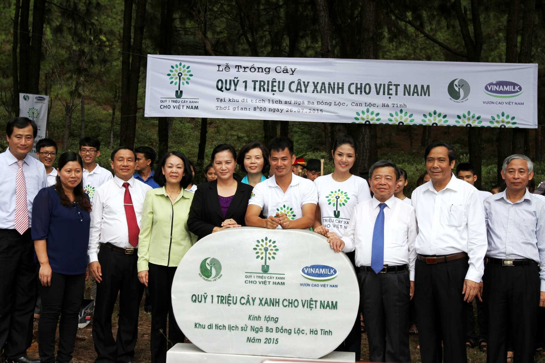 Vinamilk trồng cây xanh tri ân các anh hùng liệt sỹ tại ngã ba Đồng Lộc