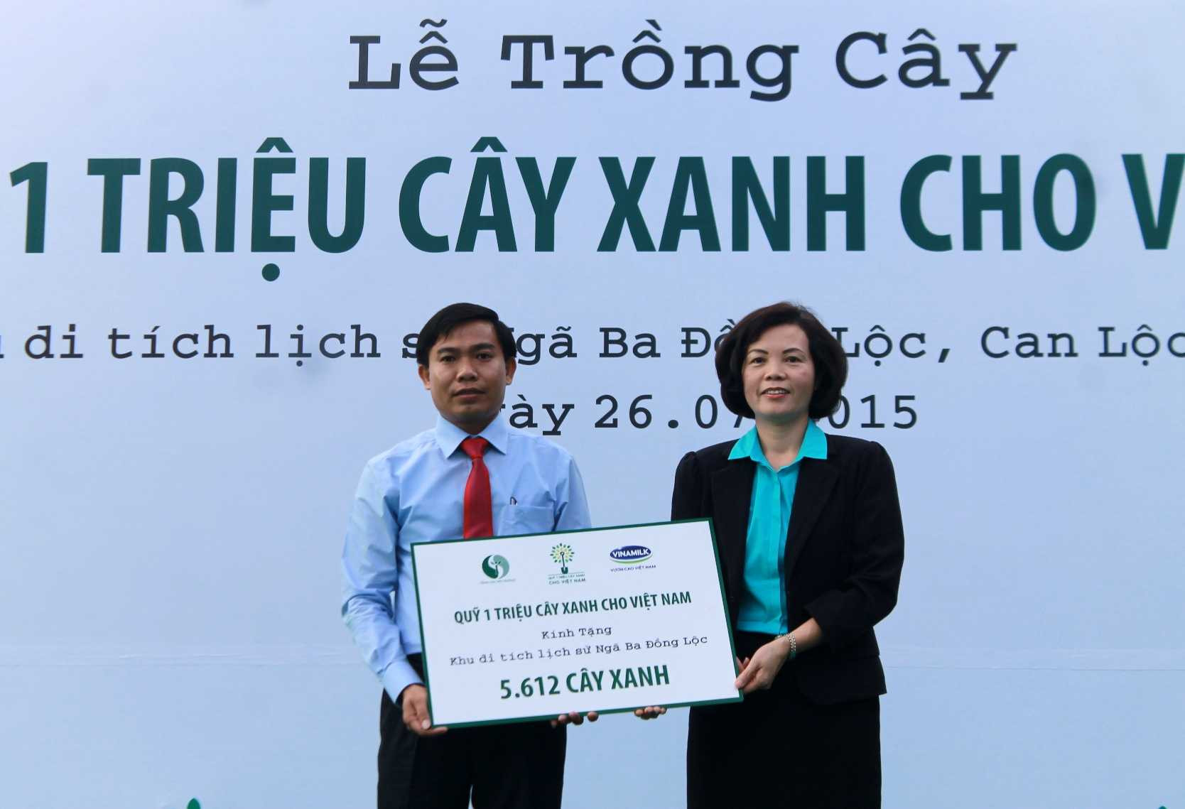 Vinamilk trồng cây xanh tri ân các anh hùng liệt sỹ tại ngã ba Đồng Lộc