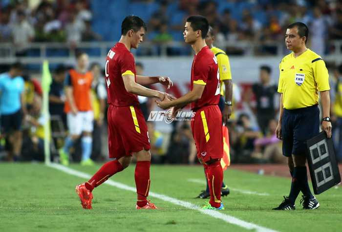 Công Phượng vào thay Công Vinh