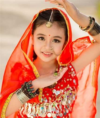 Với khuôn mặt trong sáng, đôi mắt tròn long lanh, màn hóa thân thành Cô dâu 8 tuổi của Tường Vy nhận được nhiều lời khen từ dân mạng. Bộ ảnh do phó nháy Huỳnh Tuấn Vũ thực hiện.