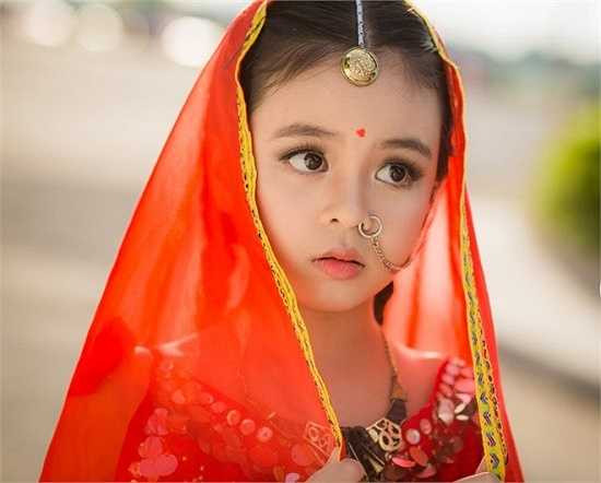 Nhiếp ảnh gia Huỳnh Tuấn Vũ dành nhiều lời khen cho người mẫu nhí. Anh cho hay, còn nhỏ nhưng Tường Vy có thái độ làm việc chuyên nghiệp. Nhờ vẻ tự tin, diễn xuất có hồn của cô bé, các bức hình được hoàn thành chỉ trong một buổi chiều.