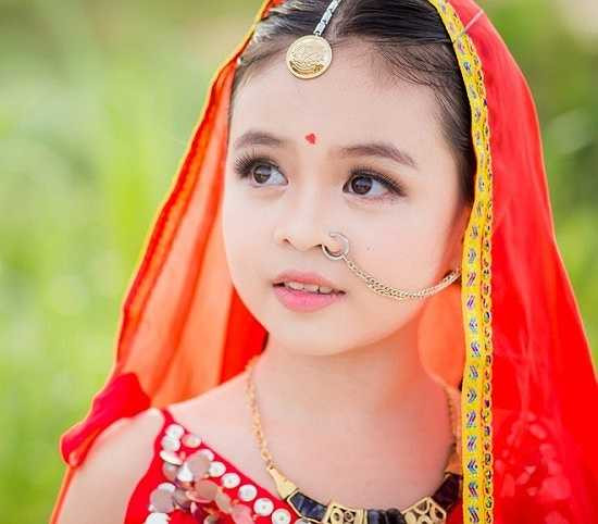 Quỳnh Châu - chị gái Tường Vy - chia sẻ: 'Những ngày qua, gia đình rất bất ngờ khi bộ ảnh gây chú ý. Từ nhỏ, Vy đã sớm bộc lộ năng khiếu như ca hát, nhảy múa, chụp ảnh... Nếu sau này, bé yêu thích và muốn đến với nghệ thuật thì gia đình sẽ ủng hộ hết mình'.