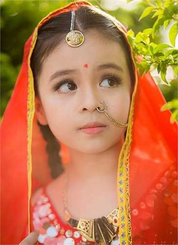 Không chỉ năng nổ trong các hoạt động văn hóa, văn nghệ, Tường Vy còn là cô bé rất thông minh, nhanh nhẹn. Vy đạt danh hiệu học sinh giỏi suốt 3 năm liền. Sắp tới, Cô dâu 8 tuổi phiên bản Việt sẽ tham gia cuộc thi Olympic Tiếng Anh tại TP Đà Nẵng.