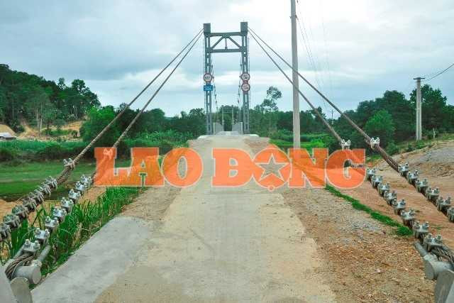Cầu treo tiền tỉ được thiết kế đi thẳng vào nhà 'quan xã'