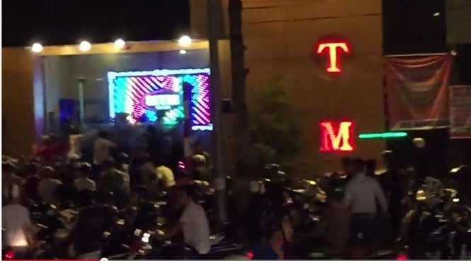 Dùng mã tấu chém nhau kinh hoàng trước quán bar ở Đồng Nai