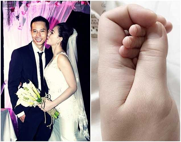 Sáng 11/4, ca sĩ Thu Thủy chia sẻ trên Facebook cá nhân hình ảnh bàn tay mẹ nắm tay em bé ám chỉ việc sinh con của cô. Nữ ca sĩ viết kèm lời tựa cho bức ảnh: ‘Thương lắm’ cùng biểu tượng trái tim. Thu Thủy đã bí mật làm đám cưới vào tháng 10 năm ngoái. Giọng ca 'Candy' và chồng yêu nhau hơn 12 năm.