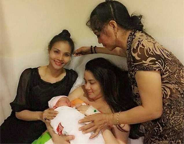 Diễn viên Trang Nhung và ông xã Nguyễn Hoàng Duy chào đón con gái đầu lòng vào 3/4 tại bệnh viện Phụ sản Quốc tế, TP HCM. Cô bé nặng gần 4 kg, có tên ở nhà là bé Gấu. 