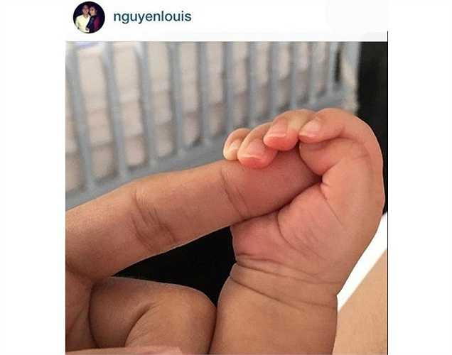 Trưa 17/4, Tăng Thanh Hà đã hạ sinh quý tử đầu lòng tại một bệnh viện ở TP HCM. Mọi thông tin về em bé được giấu kín. Louis Nguyễn đăng bức ảnh bàn tay cậu bé nắm lấy ngón tay bố trên trang cá nhân vào ngày Hà Tăng lâm bồn.